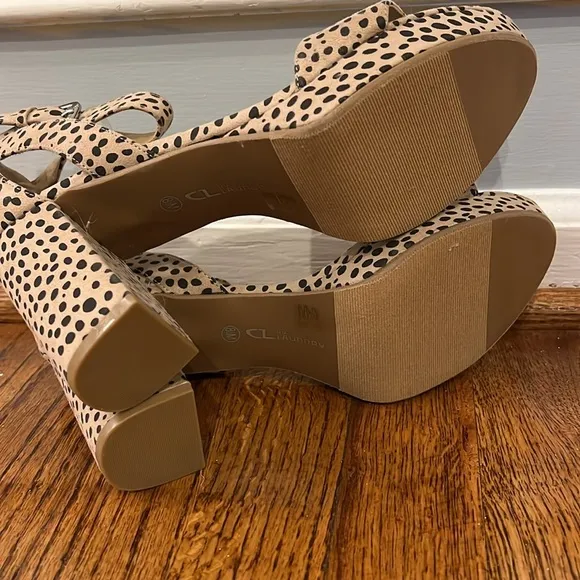 NWOT LEOPARD OPEN TOE SANDAL HEELS - SIZE 8.5