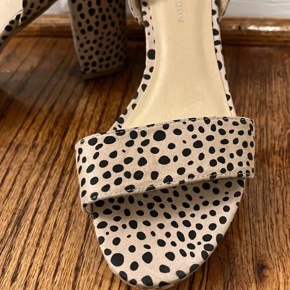NWOT LEOPARD OPEN TOE SANDAL HEELS - SIZE 8.5