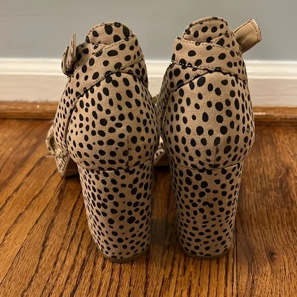 NWOT LEOPARD OPEN TOE SANDAL HEELS - SIZE 8.5