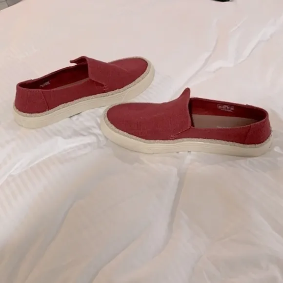 NWOT Toms Canvas Slip on Size 9.5
