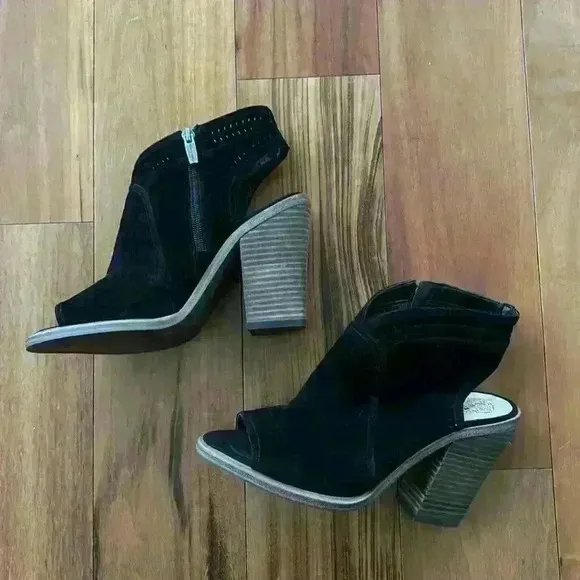NWOT Vince Camuto heels