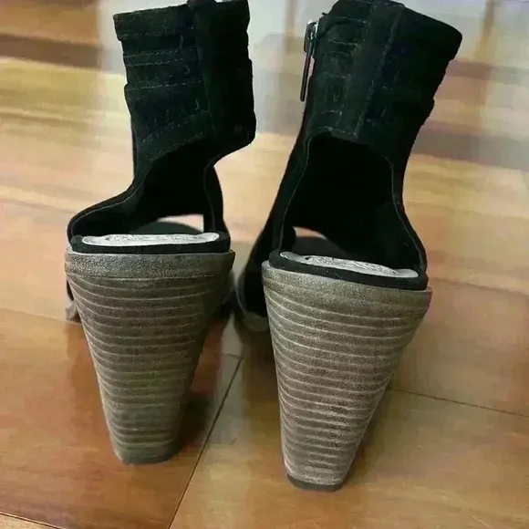 NWOT Vince Camuto heels