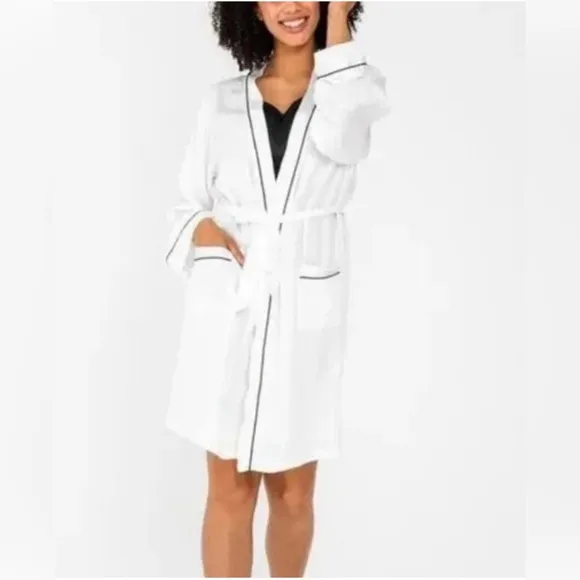 NWT!  Ettitude Sateen Robe in Cloud‎ (white with black piping) Size Large