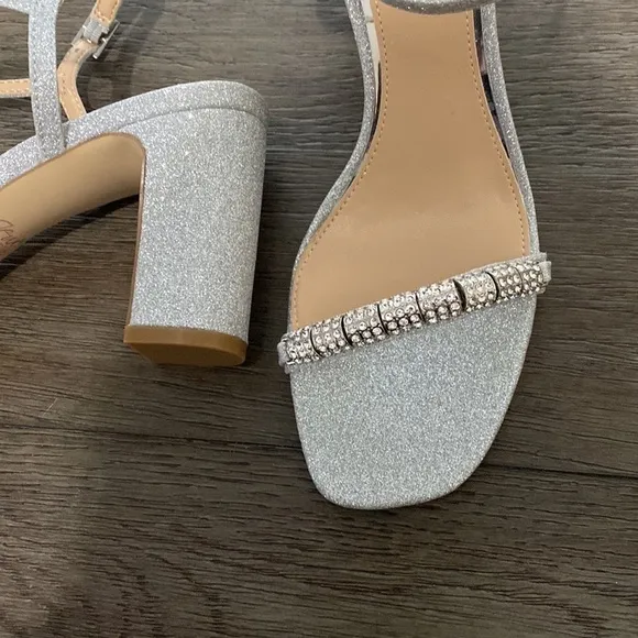 NWT Jewel Badgley Mischka Silver jewel dressy block heels | Size 7