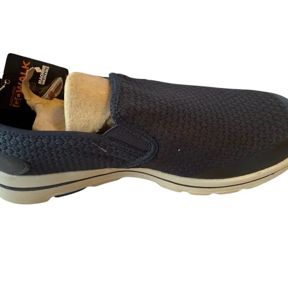 NWT navy men’s slip on Sketchers size 9.5