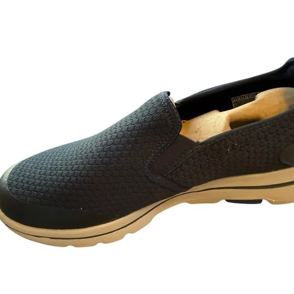 NWT navy men’s slip on Sketchers size 9.5
