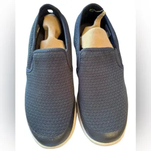 NWT navy men’s slip on Sketchers size 9.5