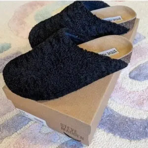 NWT Steve Madden Women’s Black Slip-On, Sherpa Mule, VESA ARCH Size 5.