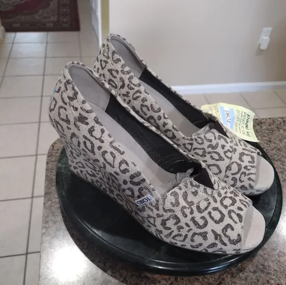 NWT TOMS Cheetah Print Peep Toe Open Toe Wedge Heels