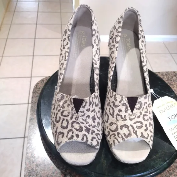NWT TOMS Cheetah Print Peep Toe Open Toe Wedge Heels