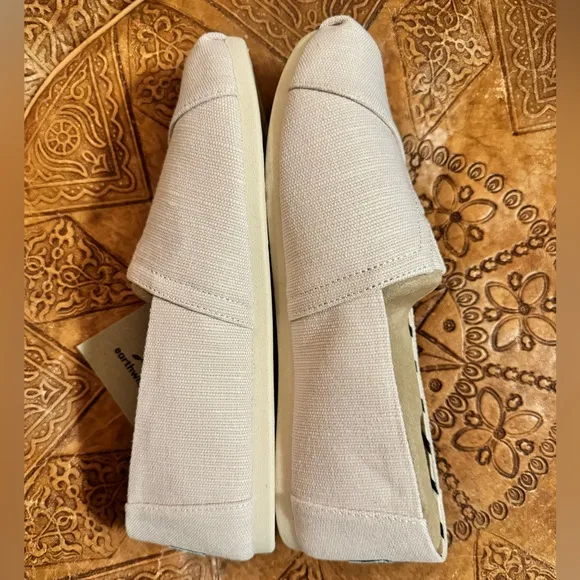 NWT TOMS Warm Natural Heritage Canvas size 9