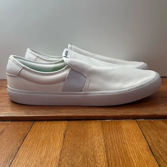 NWT unisex Adidas Vulc Raid3r slip on shoe in white canvas