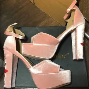 NWT Vintage Chase  Chloe Pink Velvet Cairo strap Heels . Gorgeous!5” block heel