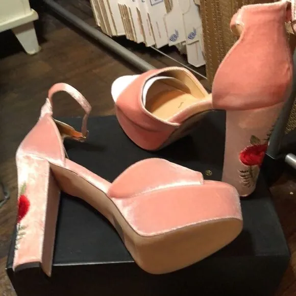 NWT Vintage Chase  Chloe Pink Velvet Cairo strap Heels . Gorgeous!5” block heel