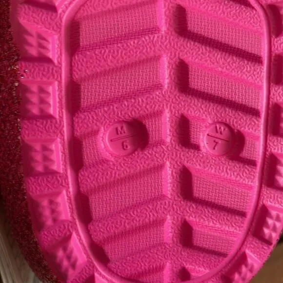 NWT Crocs Classic Lined Valentine’s Day 2023 Clog Women Size 7 (208385-6EN)