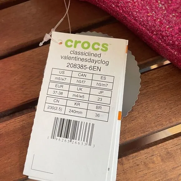 NWT Crocs Classic Lined Valentine’s Day 2023 Clog Women Size 7 (208385-6EN)