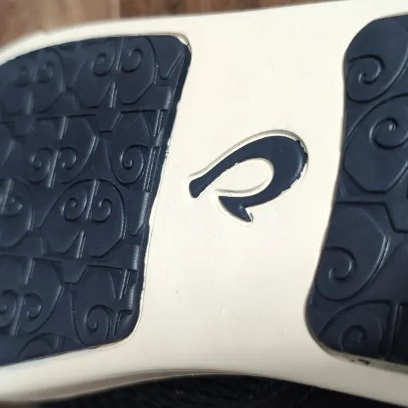 OluKai Pehuea Slip On Size 9.0 In Navy Blue