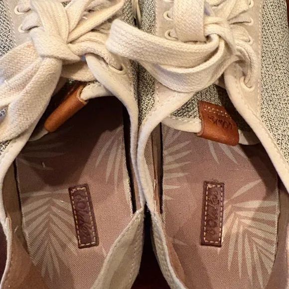Olukai Women's Pehuea Li sneakers size 8.5