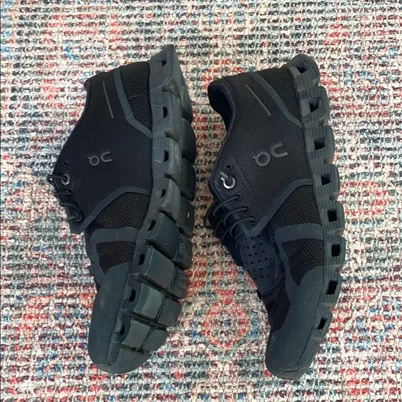 On Clouds Running slip on trainer in all black size 8