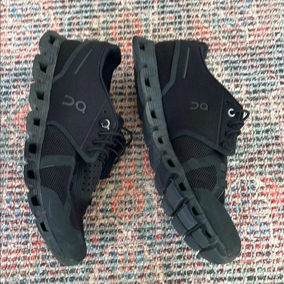 On Clouds Running slip on trainer in all black size 8