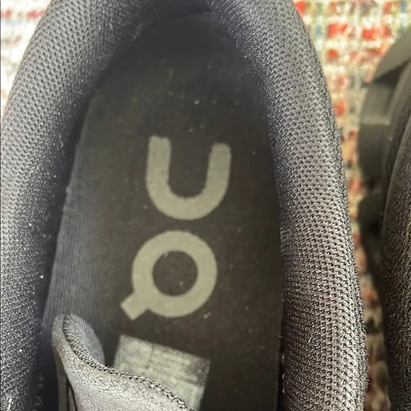 On Clouds Running slip on trainer in all black size 8