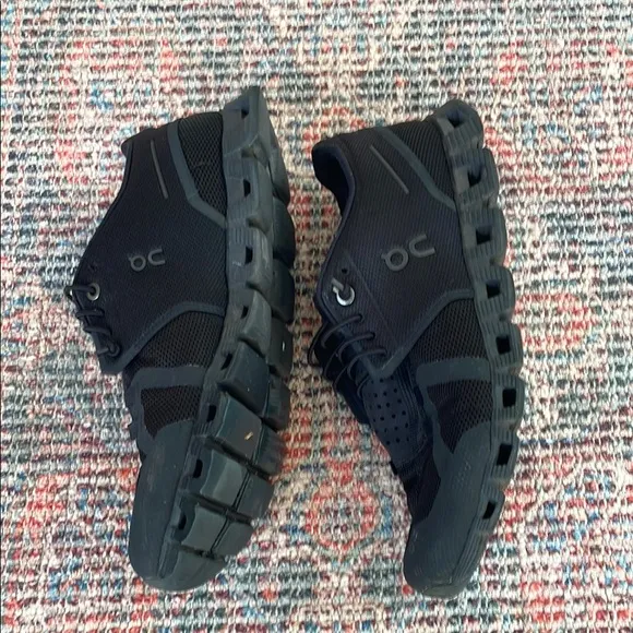 On Clouds Running slip on trainer in all black size 8
