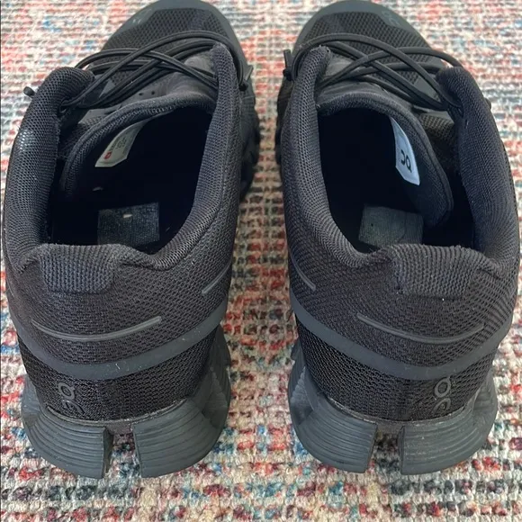 On Clouds Running slip on trainer in all black size 8