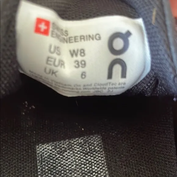 On Clouds Running slip on trainer in all black size 8