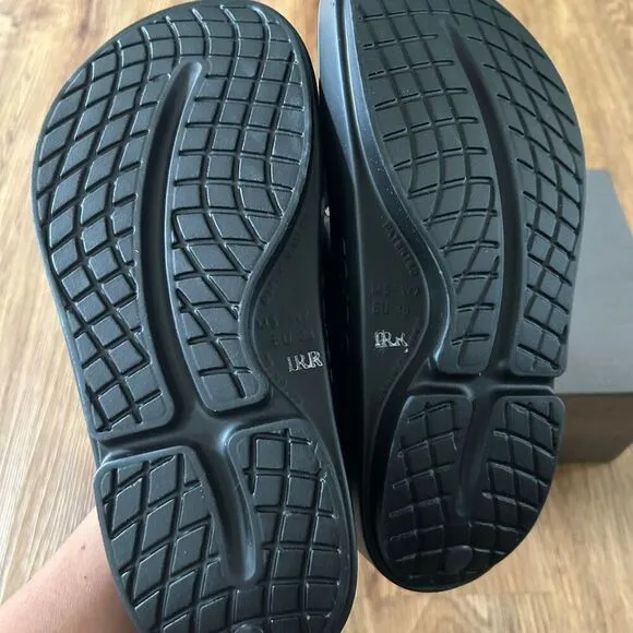OOFOS black platform flip flops sandals shoes women’s 7 new