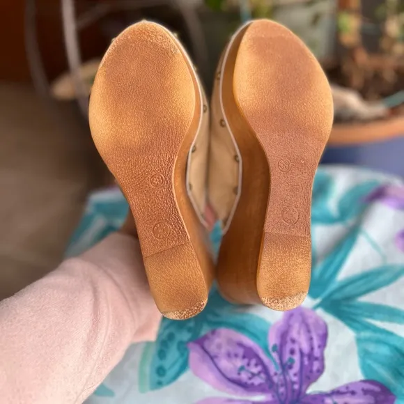 Penelope Chilvers patent leather nude platform wedge clogs. Sz 7 (US) 38 (EU)
