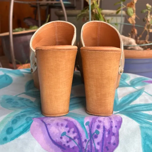 Penelope Chilvers patent leather nude platform wedge clogs. Sz 7 (US) 38 (EU)