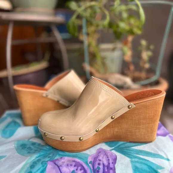 Penelope Chilvers patent leather nude platform wedge clogs. Sz 7 (US) 38 (EU)