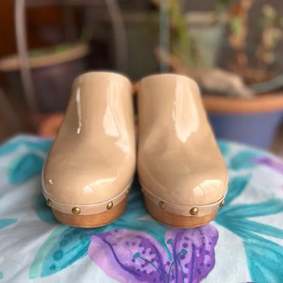 Penelope Chilvers patent leather nude platform wedge clogs. Sz 7 (US) 38 (EU)