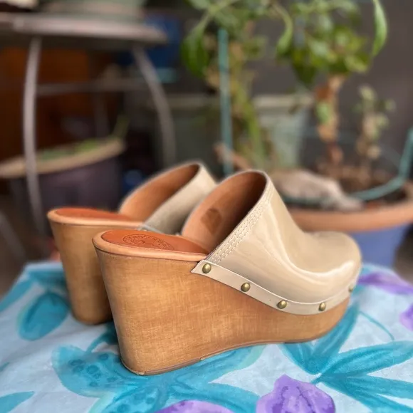 Penelope Chilvers patent leather nude platform wedge clogs. Sz 7 (US) 38 (EU)