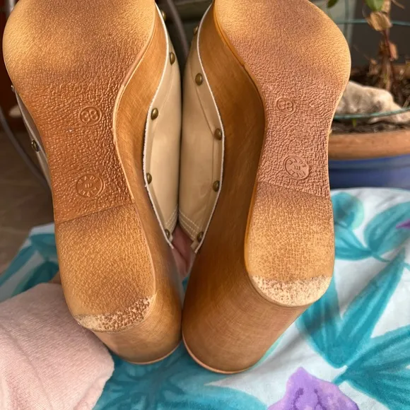 Penelope Chilvers patent leather nude platform wedge clogs. Sz 7 (US) 38 (EU)