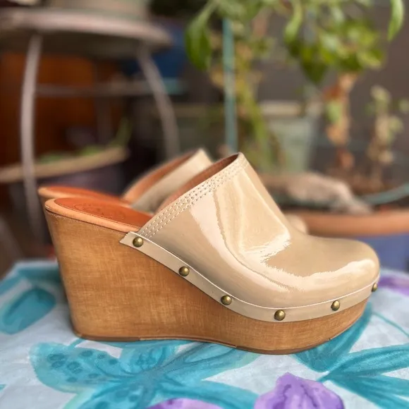 Penelope Chilvers patent leather nude platform wedge clogs. Sz 7 (US) 38 (EU)