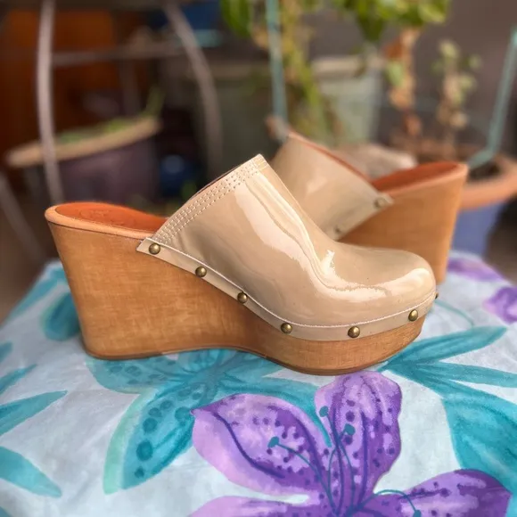 Penelope Chilvers patent leather nude platform wedge clogs. Sz 7 (US) 38 (EU)