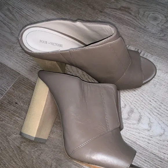 Pour La Victoire Eva Mule Slip On Blocked Heels
