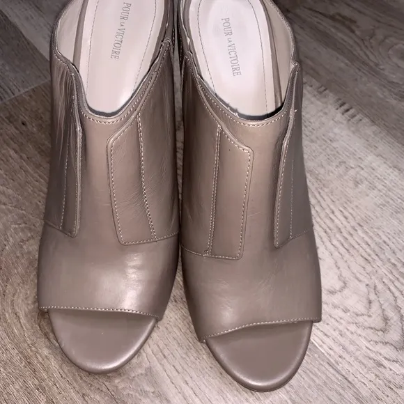 Pour La Victoire Eva Mule Slip On Blocked Heels
