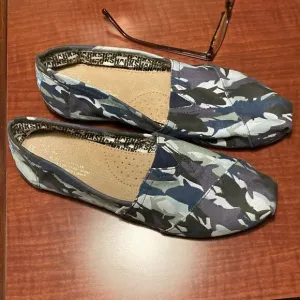 RARE TOMS Shark Waters Blue Slip On Espadrille OCEANA
