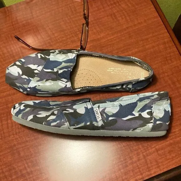 RARE TOMS Shark Waters Blue Slip On Espadrille OCEANA