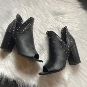Report blynn black studded slip on block heels size 7.5