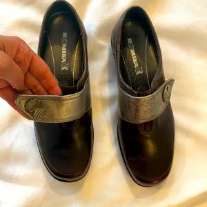 ROMIKA LEATHER MOCHA, PEWTER AND COPPERY BROWN BACK AND FRONT TOE SHOES.   NEW