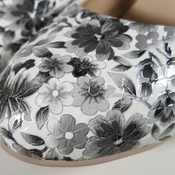 ROUND TOE FLORAL PRINT HEELS
