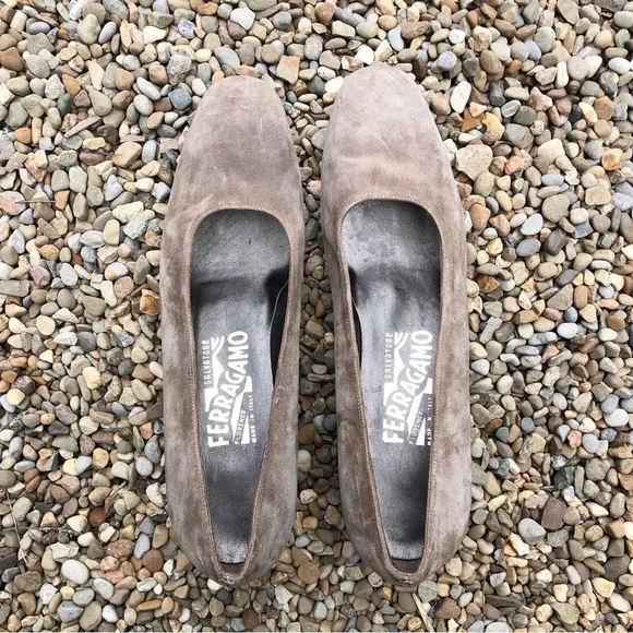 SALVATORE FERRAGAMO Florence Taupe Brown Suede Slip On PUMPS Block Heels 7 B‌‌