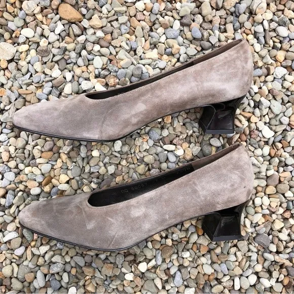 SALVATORE FERRAGAMO Florence Taupe Brown Suede Slip On PUMPS Block Heels 7 B‌‌