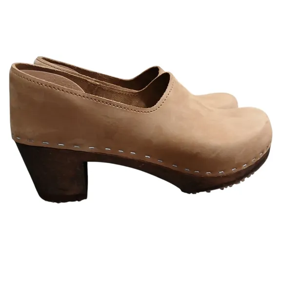 Sandgrens Swedish Made Closed Heel Clogs Tan Woman's size 38 size  7.5