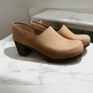 Sandgrens Swedish Made Closed Heel Clogs Tan Woman's size 38 size  7.5