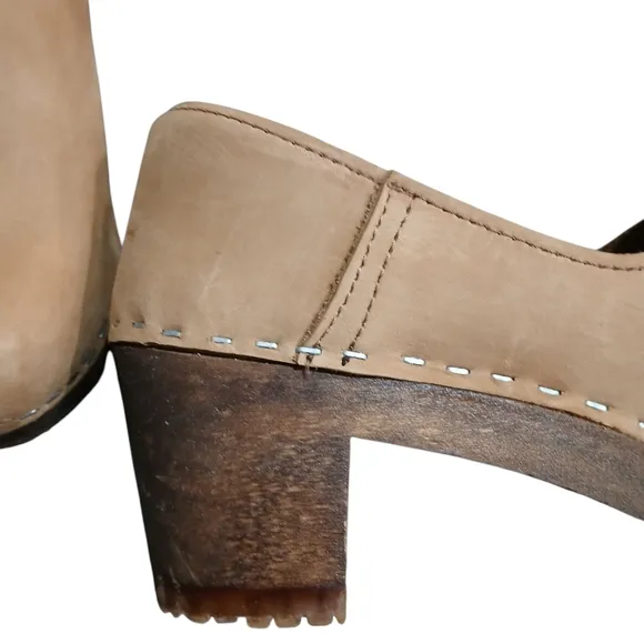 Sandgrens Swedish Made Closed Heel Clogs Tan Woman's size 38 size  7.5