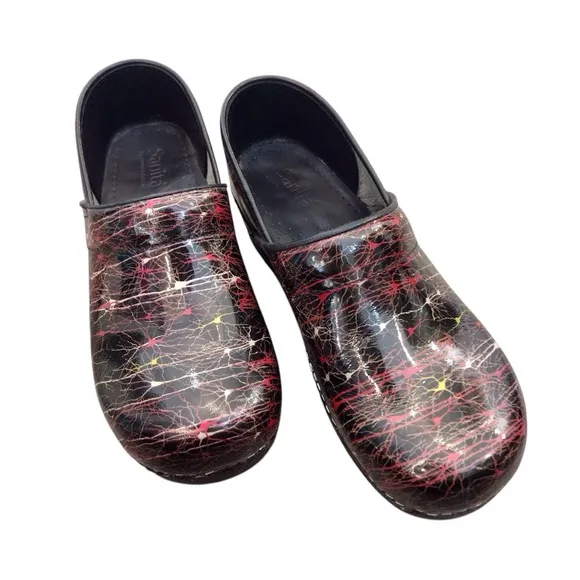 SANITA Balasia Patent Leather Clogs Geometric Size 40 Slip on Mule Nursing Shoe